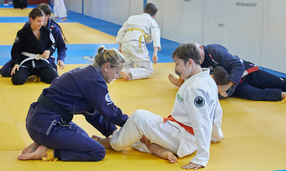 Training mit Athleten in der Judohalle
