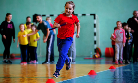 Kinder in der Schulsportstunde in der Turnhalle