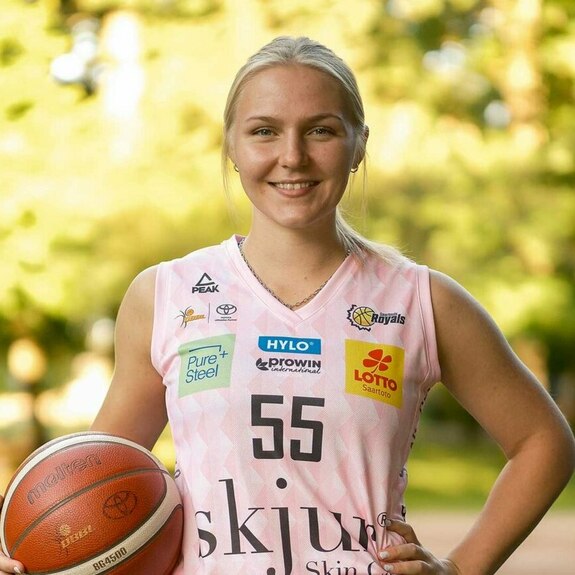 Portrait von Basketballspielerin Jessika Schiffer
