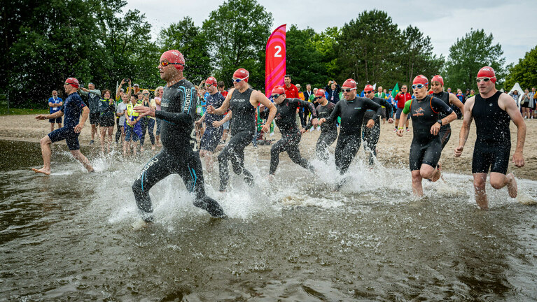 Ahtleten beim Triathlonstart am Bostalsee