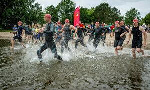 Ahtleten beim Triathlonstart am Bostalsee