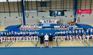 Gruppenfoto der Trampolinturner des TV Germania Dillingen auf dem Trampolin