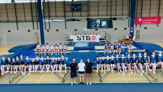Gruppenfoto der Trampolinturner des TV Germania Dillingen auf dem Trampolin