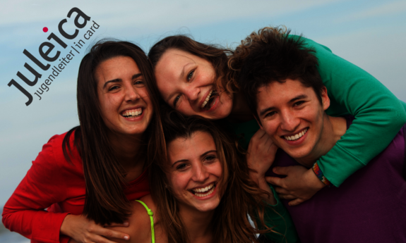Eine Gruppe Jugendlicher freut sich