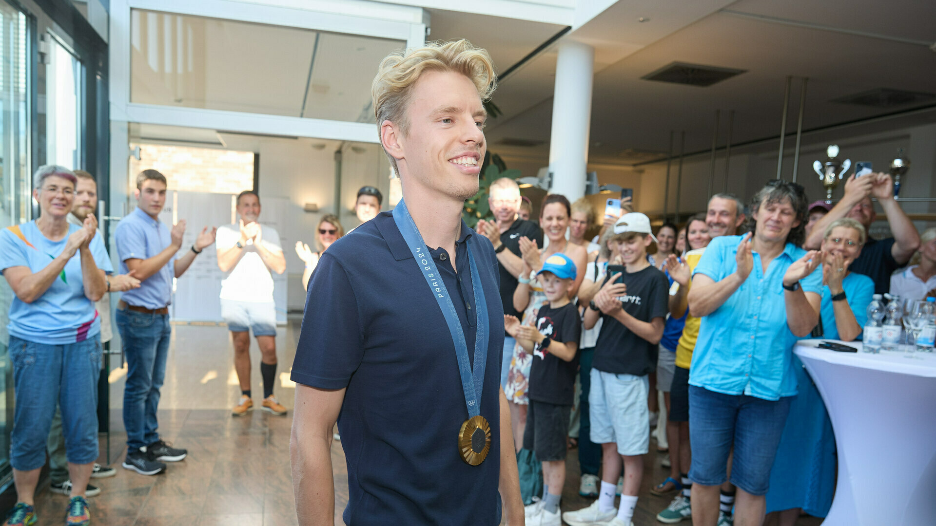 Einem Olympiasieger wird applaudiert
