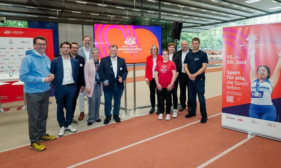 Mitglieder von Special Olympics Deutschland, Special Olympics im Saarland und vom Landessportverband für das Saarland mit dem saarländischen Innenminister Reinhold Jost präsentieren das Logo der Nationalen Spiele 2026..