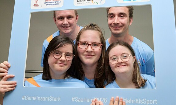 Gruppenfoto mit den vier Mitgliedern des Athletenrates von Special Olympics im Saarland