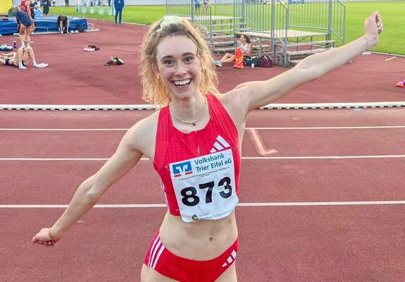 Maja Schorr freut sich nach Wettkampf