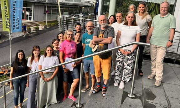 Gruppenfoto auf dem Sportcampus Saar mit Teilnemenden des Piilotprojektes Schutz vor Gewalt.