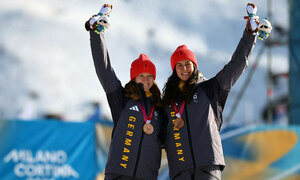 Bronze-Medaillengewinnerin Johanna Recktenwald (rechts) und ihr Guide Emily Weiss bei der Siegerehrung 