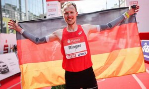 Marathonläufer Richard Ringer im Ziel des Hamburg-Marathons.