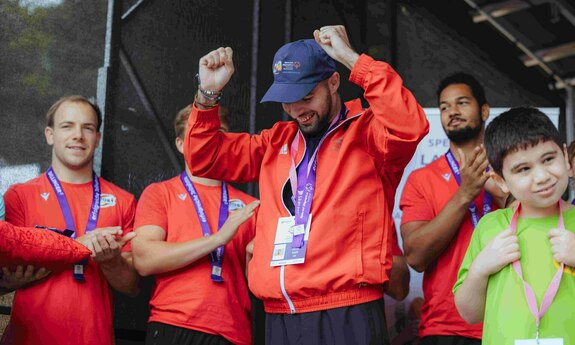 Athleten jubeln bei einer Siegerehrung