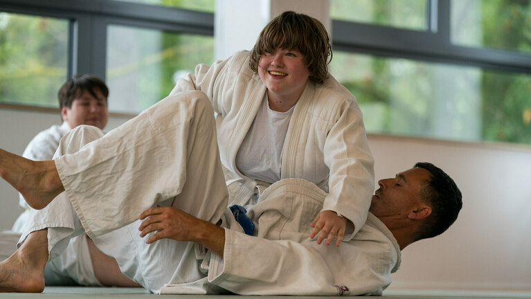 Zwei Sportler beim Judo-Training.