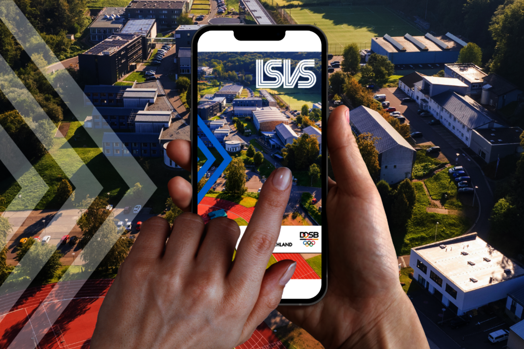 Werbegrafik für die neue App des LSVS im Hintergrund mit einer Ansicht des Sportcampus Saar
